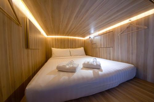 cube boutique capsule hotel chinatown