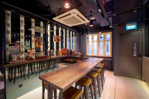 cube boutique capsule hotel chinatown