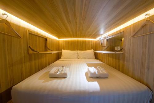 cube boutique capsule hotel chinatown
