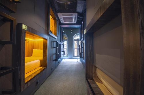 cube boutique capsule hotel chinatown