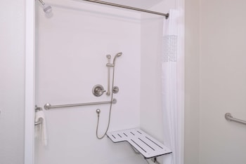 hampton inn and suites cincinnati mason