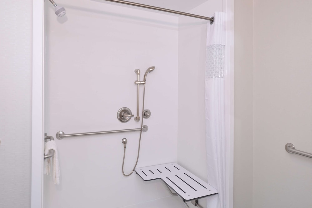 hampton inn and suites cincinnati mason