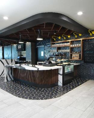 rivers edge hotel portland tapestry collection by hilton