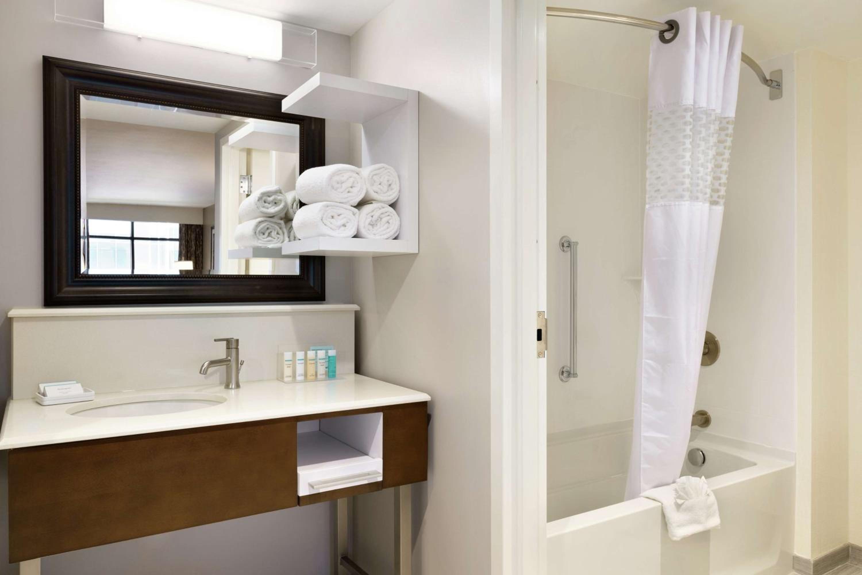 hampton inn and suites nashville downtown
