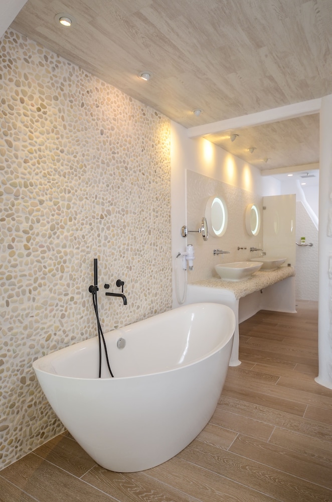 cyano suites