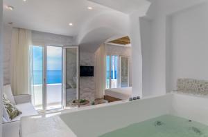 cyano suites