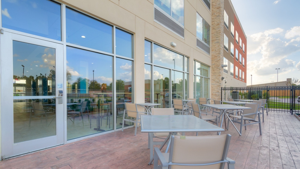 holiday inn express and suites tulsa midtown by ihg