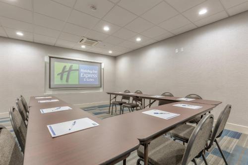 holiday inn express and suites tulsa midtown by ihg