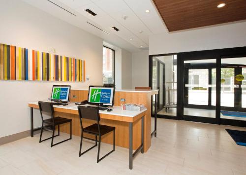 holiday inn express and suites pittsburgh north shore by ihg