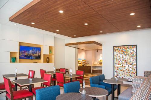 holiday inn express and suites pittsburgh north shore by ihg