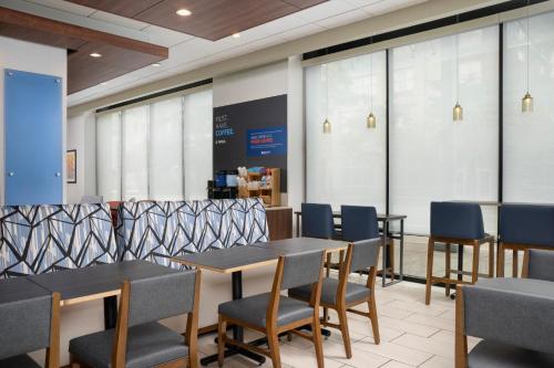 holiday inn express and suites pittsburgh north shore by ihg