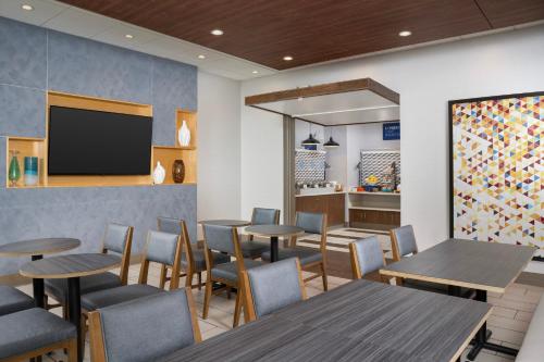 holiday inn express and suites pittsburgh north shore by ihg