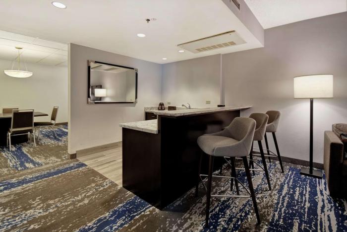 embassy suites charleston