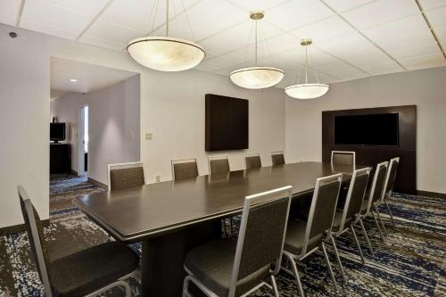 embassy suites charleston