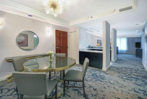 embassy suites charleston