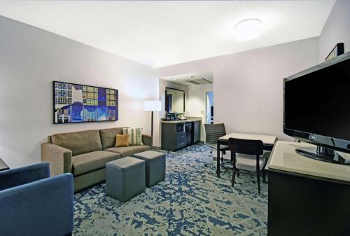 embassy suites charleston