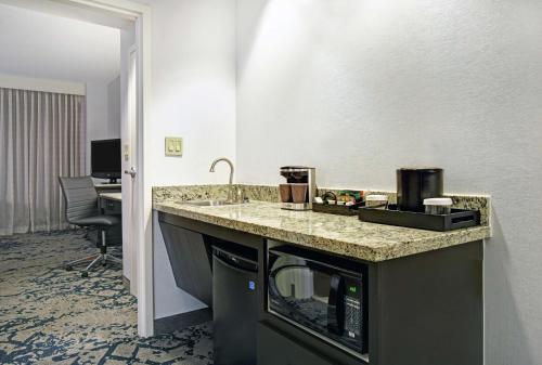 embassy suites charleston