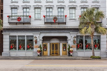 market pavilion hotel