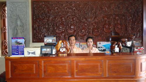 golden noura villa pub and restaurant