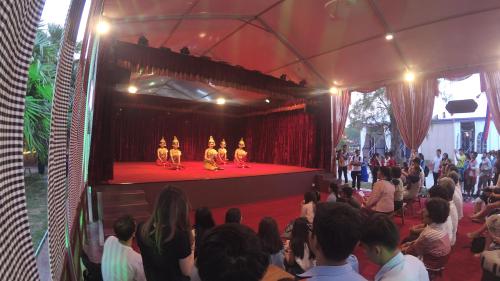 golden noura villa pub and restaurant