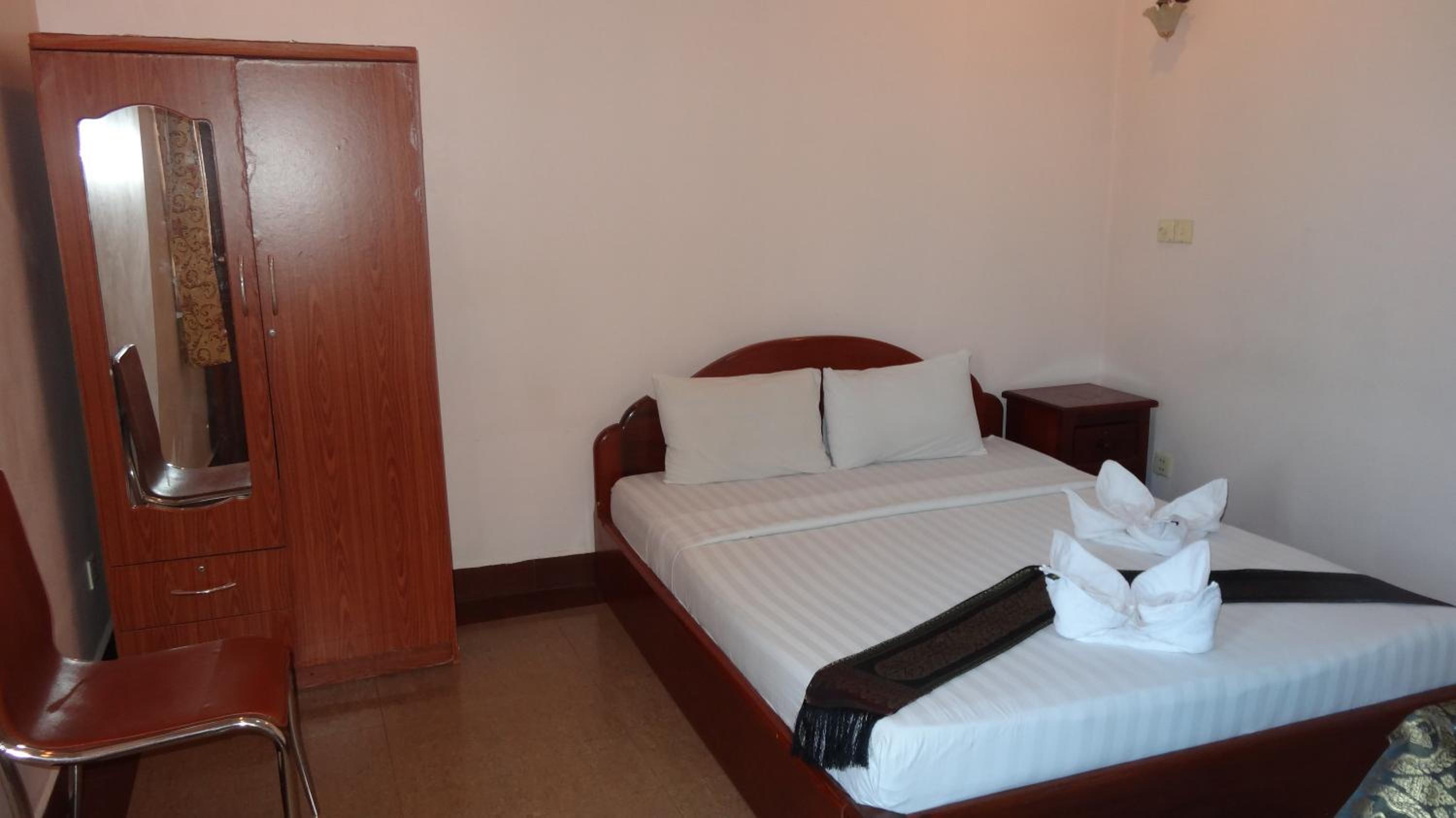 golden noura villa pub and restaurant