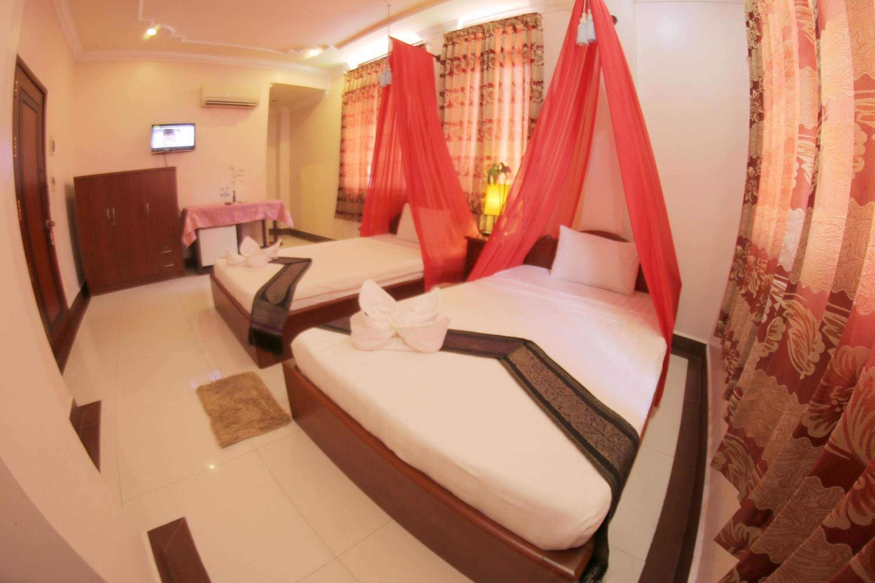 golden noura villa pub and restaurant
