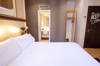 toc hostel and suites madrid