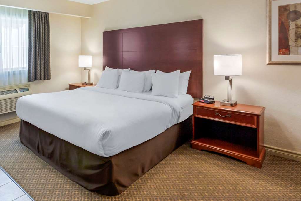 comfort inn and suites thousand islands harbour district