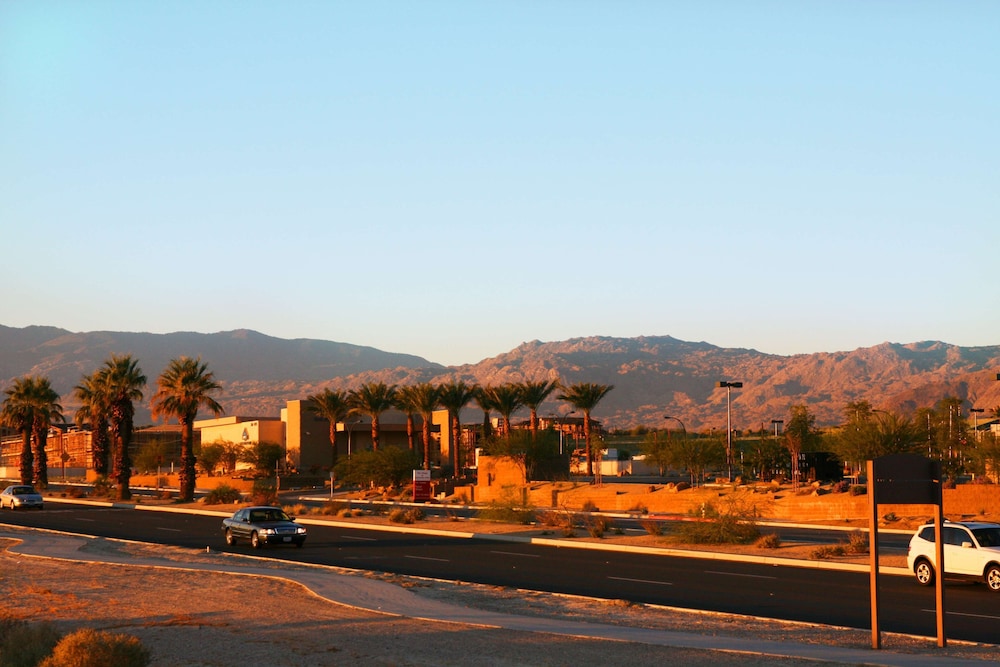 hampton inn and suites palm desert