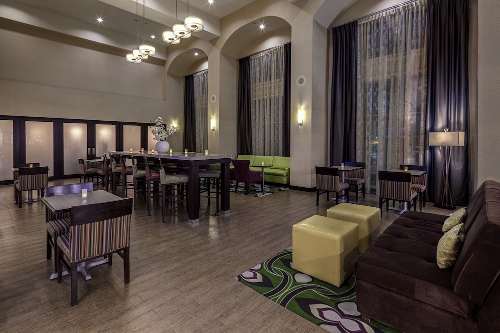 hampton inn and suites palm desert