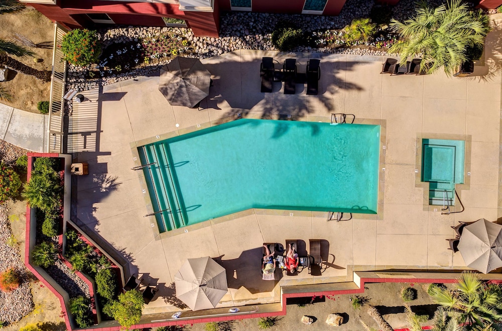 hampton inn and suites palm desert