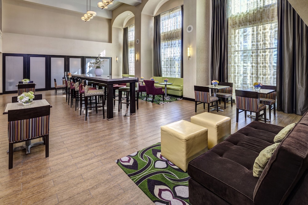 hampton inn and suites palm desert