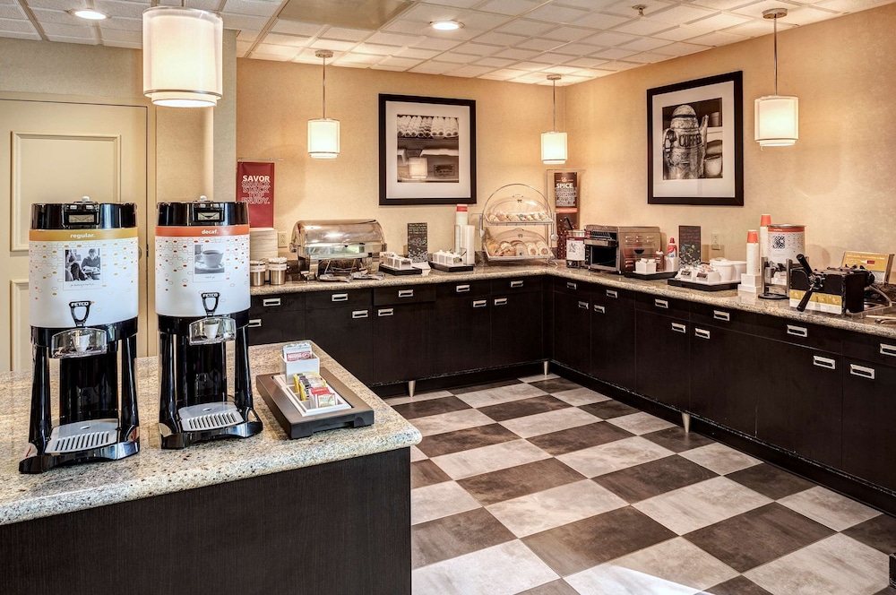 hampton inn and suites palm desert