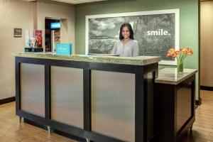 hampton inn and suites palm desert