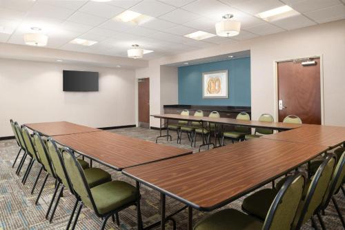 hampton inn fairmont