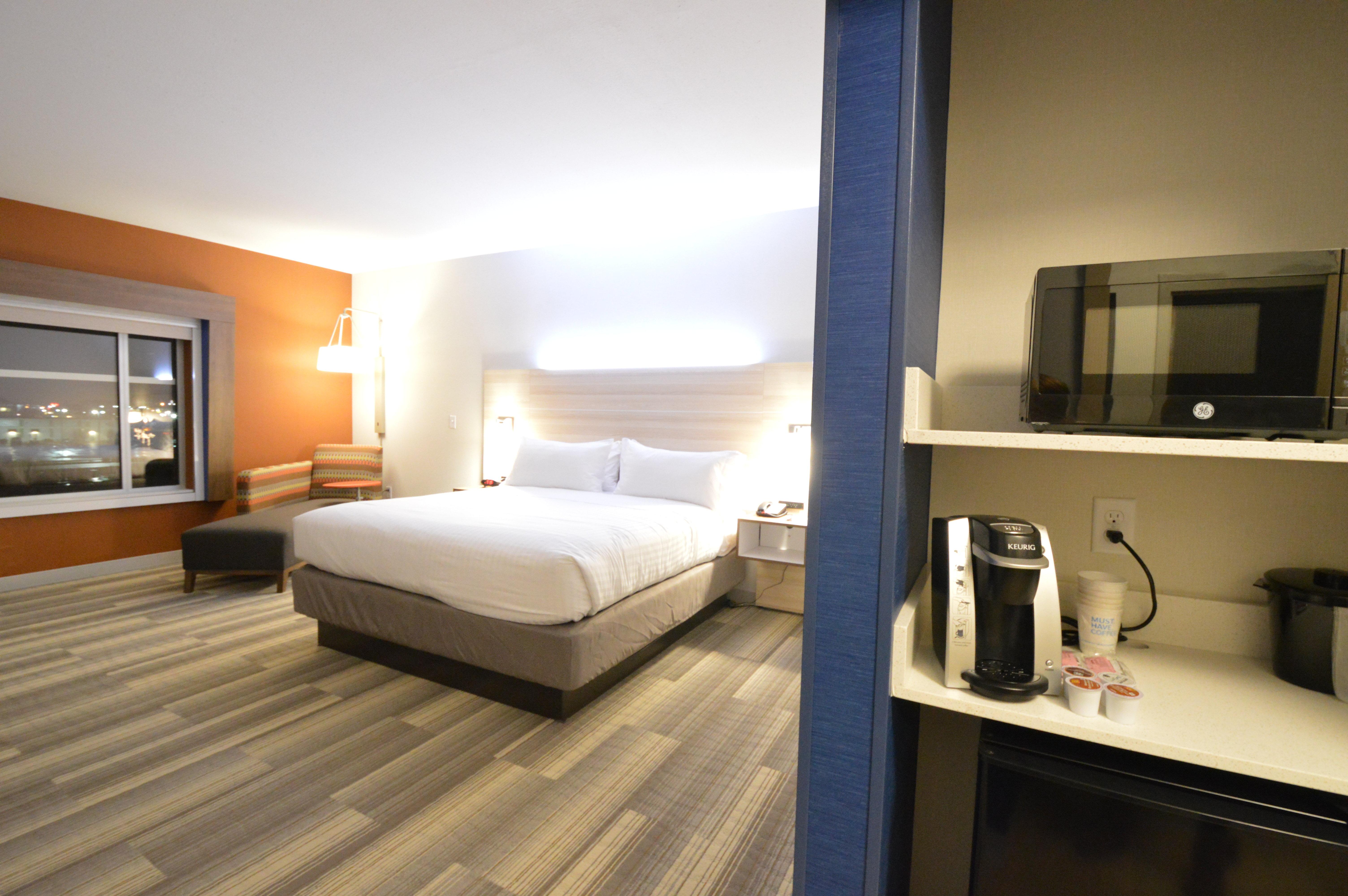 holiday inn express and suites toledo south perrys