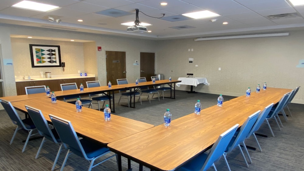 holiday inn express and suites toledo south perrys
