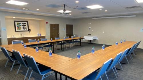 holiday inn express and suites toledo south perrys