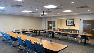 holiday inn express and suites toledo south perrys