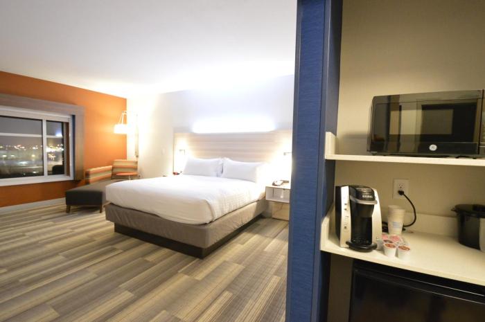 holiday inn express and suites toledo south perrys