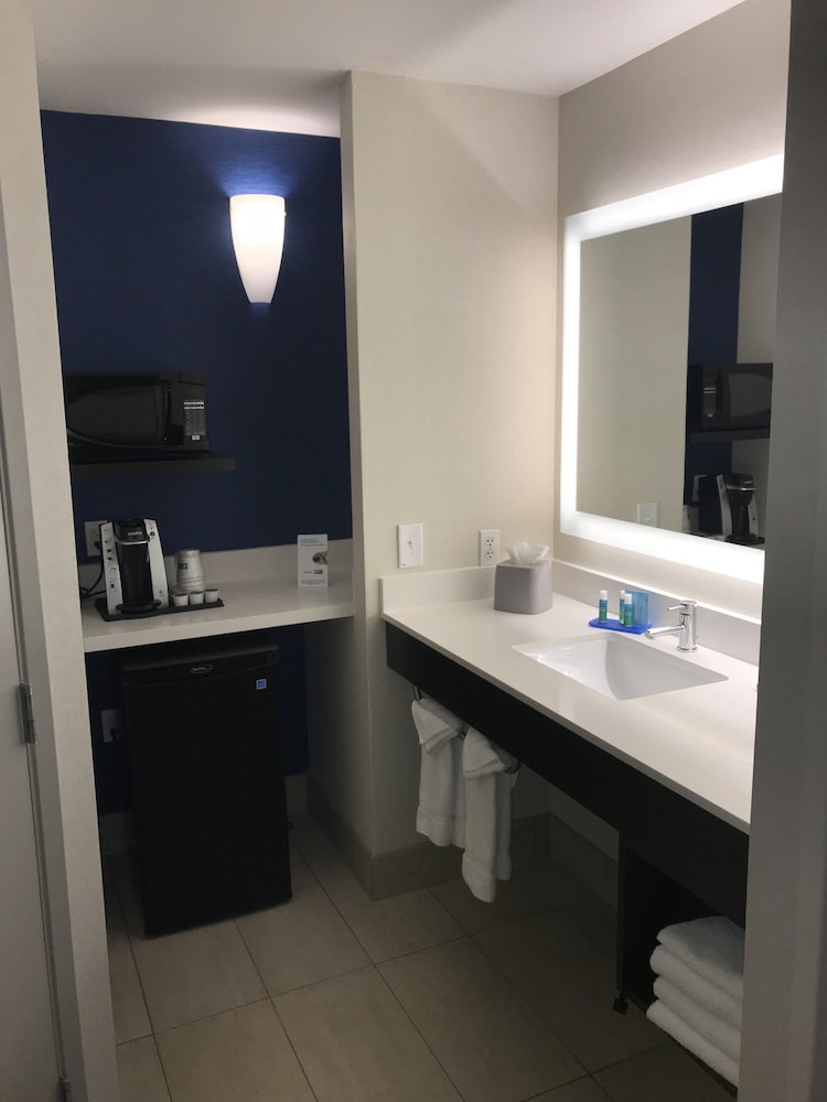 holiday inn express hotel and suites tracy by ihg