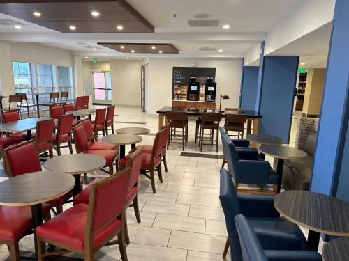 holiday inn express hotel and suites tracy by ihg