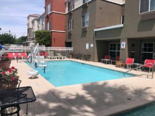 holiday inn express hotel and suites tracy by ihg