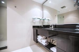 granville island hotel