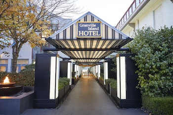 Granville Island Hotel,Fairview>>British Columbia,4 star