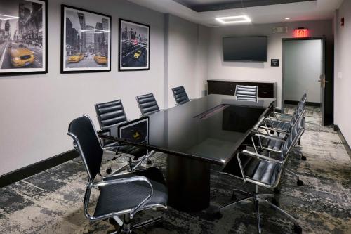 hampton inn newark airport