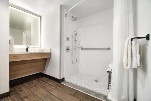 hampton inn newark airport