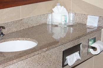 quality suites nyc gateway