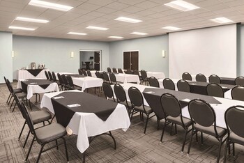 radisson hotel and conference center fond du lac