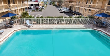 Baymont By Wyndham Fort Myers Central,Fort Myers Beach>>Fort Myers,3 star